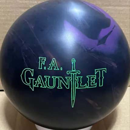 Hammer Gauntlet F.A. bowling ball